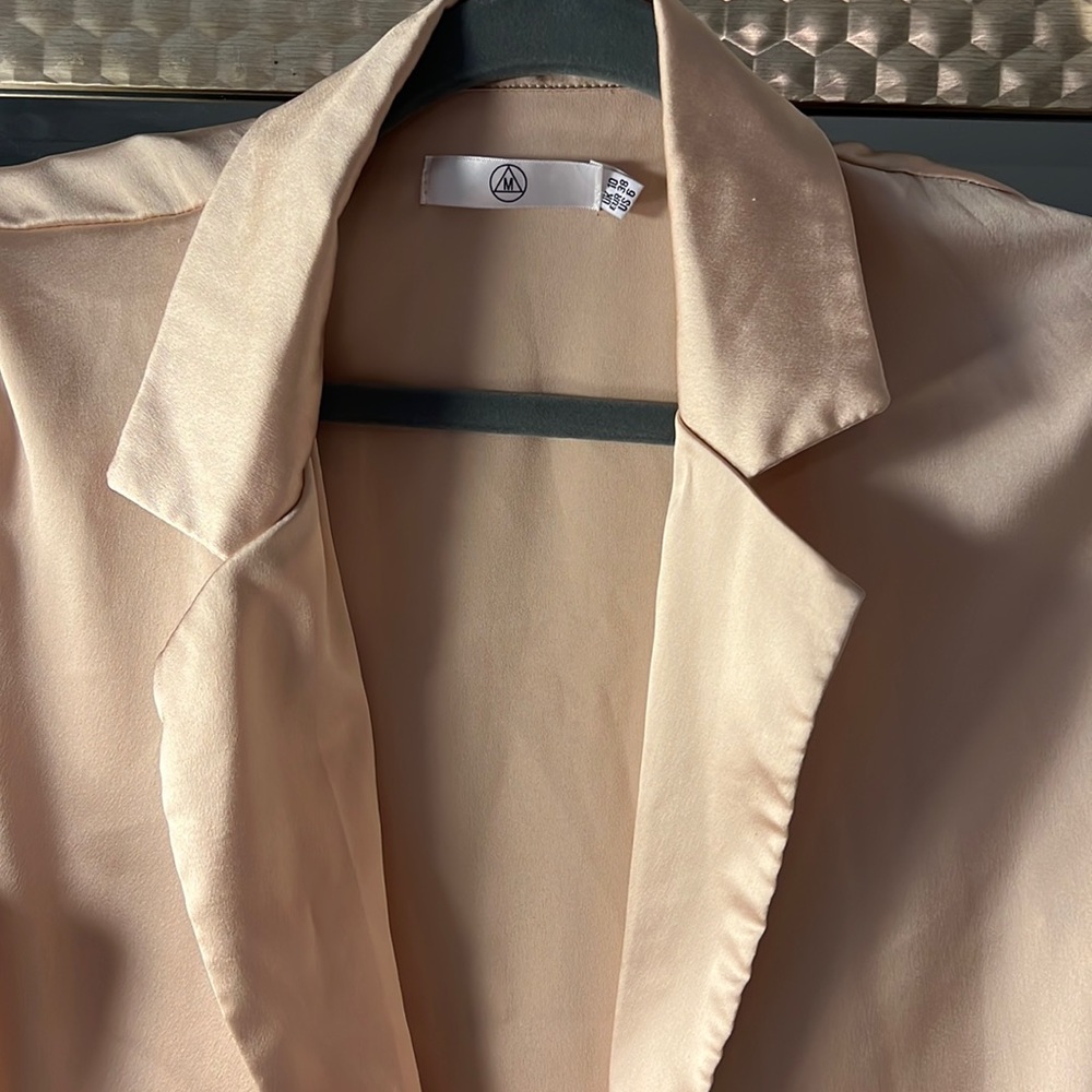 Lapel neck satin blazer